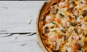 Jak zrobić cienkie ciasto na pizzę, aby uniknąć zakalca i cieszyć się smakiem