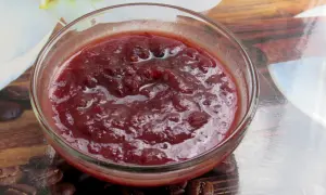 Prosty sos żurawinowy z suszonej żurawiny przepis krok po kroku