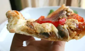 Czy można zrobić pizzę z niewyrośniętego ciasta? Sprawdź smaki i przepisy