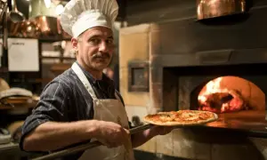 Ile powinno się piec pizzę, by uniknąć surowego ciasta?