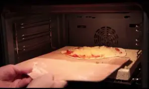 Jak przełożyć pizzę na kamień bez łopatki i uniknąć przyklejania