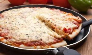 Jak zrobić pyszną pizzę na patelni w 15 minut bez piekarnika – prosty przepis