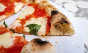 Jak zrobić dobre ciasto na pizzę, by uniknąć twardego spodu?