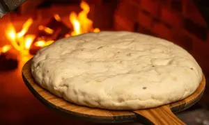 Jak długo piec pizzę w piekarniku, aby uniknąć spalenia ciasta?