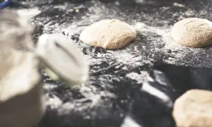 Ile drożdży na pół kilo mąki do pizzy, aby uniknąć zakalca?