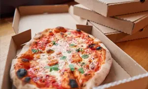 Ile kawałków ma pizza 32 cm? Zaskakujące fakty o porcjach!