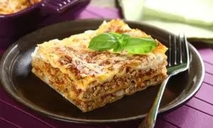 Jak zrobić pyszną lasagne z mięsem mielonym i sosem bolognese – prosty przepis krok po kroku