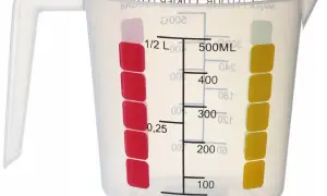 Przezroczysty dzbanek z miarką, z zaznaczonymi podziałkami w mililitrach i litrach.