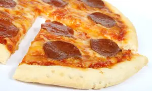Ile kalorii ma pizza 32 cm? Sprawdź, ile naprawdę jesz i uniknij błędów!