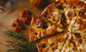 Ile waży jeden kawałek pizzy? Zaskakujące różnice w wagach!