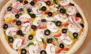 Smażyć pieczarki do pizzy czy nie? Odkryj najlepsze metody przygotowania
