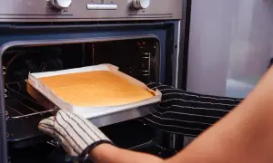 Na której półce w piekarniku piec ciasto, aby uniknąć niepowodzeń?