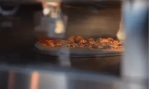 Jaką temperaturę i czas pieczenia pizzy wybrać, by nie zawieść?