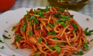 Jak zrobić sos do spaghetti z przecieru – prosty przepis na smakowity sos