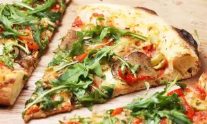 Jak podgrzać pizzę, by była chrupiąca i smaczna? Skuteczne metody bez wysuszenia
