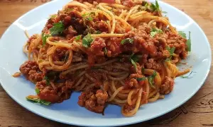 Jak pasteryzować sos do spaghetti z mięsem mielonym bez błędów