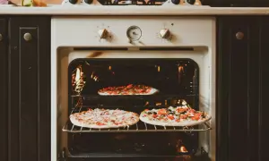 Jak ustawić piekarnik na pizzę, by uniknąć surowego ciasta i uzyskać idealną chrupkość