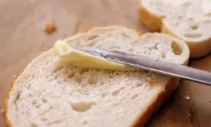 Czym smarować chleb przed włożeniem do piekarnika, by uzyskać idealną skórkę?