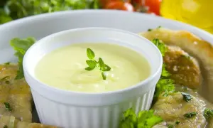 Prosty przepis na pyszny sos serowy z serka topionego w kilka minut