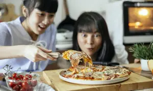 Ile waży pizza 32 cm? Sprawdź dokładną wagę i kaloryczność różnych rodzajów