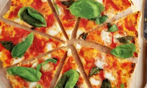 Jak zrobić sos do pizzy jak z pizzerii – prosty przepis na domową pizzę