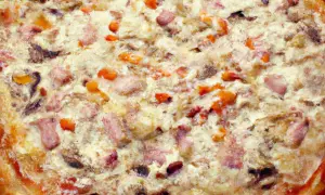 Ile gram ma pizza 30 cm? Sprawdź wagę i porównaj z innymi rozmiarami!