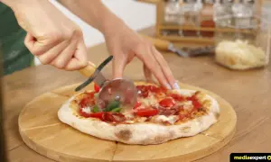 Ile piec pizze na kamieniu? Odkryj idealny czas pieczenia dla każdej grubości ciasta