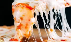 Jaki ser na pizzę? Odkryj najlepsze opcje dla idealnego smaku
