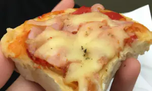 Ile kalorii ma mała pizza? Sprawdź, jak uniknąć nadmiaru kalorii w ulubionym daniu