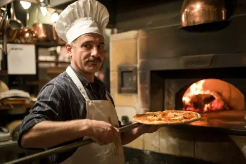 Ile powinno się piec pizzę, by uniknąć surowego ciasta?