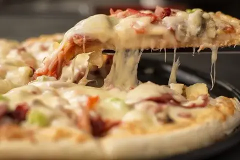 Jak zrobić, żeby ciasto na pizzę było miękkie i idealne w smaku