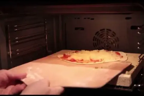 Jak przełożyć pizzę na kamień bez łopatki i uniknąć przyklejania