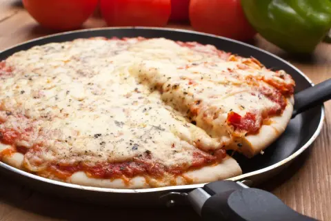 Jak zrobić pyszną pizzę na patelni w 15 minut bez piekarnika – prosty przepis
