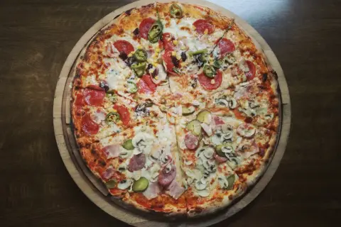 Ile kalorii ma pizza? Odkryj, co wpływa na jej kaloryczność