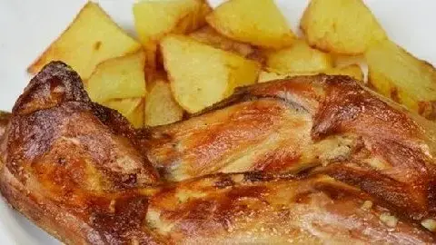 Ile piec królika w piekarniku, aby był soczysty i aromatyczny?