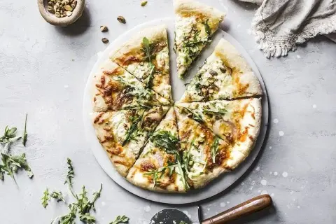 Ile waży pizza 40 cm? Odkryj, co wpływa na jej wagę