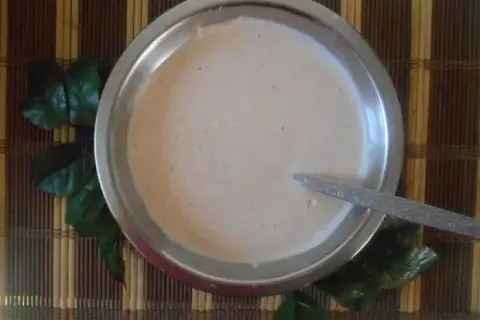 Prosty sos z jogurtu naturalnego do mięsa – przepis, który zmieni twoje dania