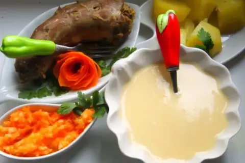 Prosty przepis na pyszny sos do potrawki z kurczaka – popraw smak dania w kilka minut