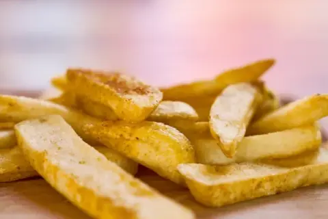 Na ile nastawić piekarnik na frytki, aby uniknąć ich wysuszenia?