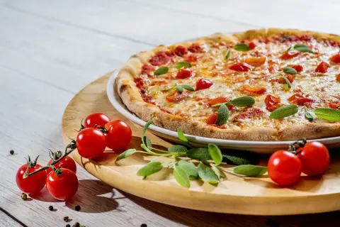 Jak zrobić idealne ciasto na pizzę jak z pizzerii – prosty przepis i wskazówki