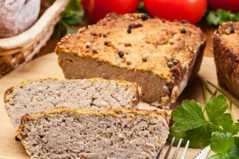 Jakie przyprawy do pieczonego pasztetu sprawią, że będzie idealny? Sprawdź najlepsze kombinacje!