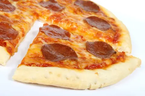Ile kalorii ma pizza 32 cm? Sprawdź, ile naprawdę jesz i uniknij błędów!
