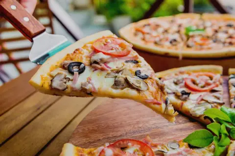 Pizza 40 cm na ile osób? Sprawdź, jak zaplanować idealne porcje dla każdej okazji