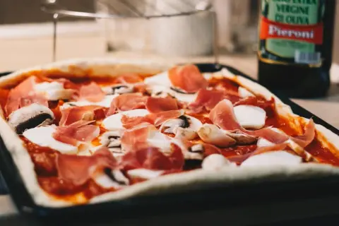 Jak zrobić pizzę domową - idealne ciasto i składniki, które zaskoczą