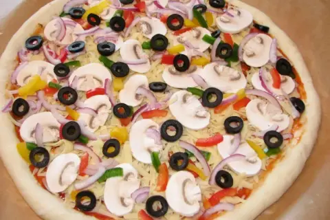 Smażyć pieczarki do pizzy czy nie? Odkryj najlepsze metody przygotowania