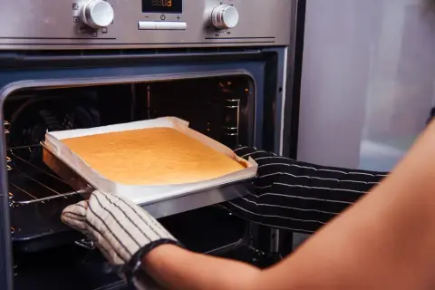 Na której półce w piekarniku piec ciasto, aby uniknąć niepowodzeń?