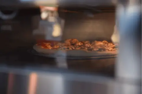 Jaką temperaturę i czas pieczenia pizzy wybrać, by nie zawieść?