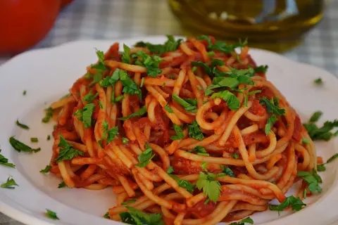 Jak zrobić sos do spaghetti z przecieru – prosty przepis na smakowity sos