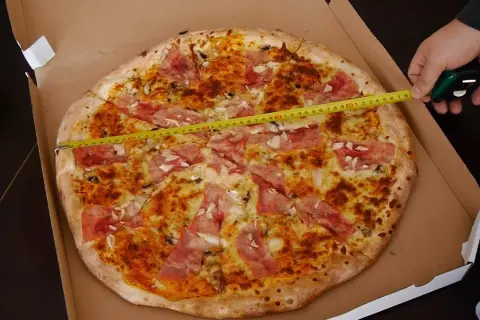 Ile osób najedzie się pizzą 50 cm? Sprawdź, zanim zamówisz!