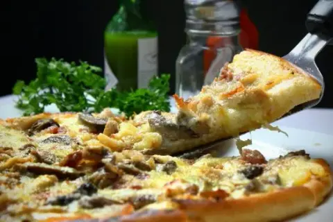 Jak idealnie upiec pizzę Guseppe: temperatura i czas pieczenia